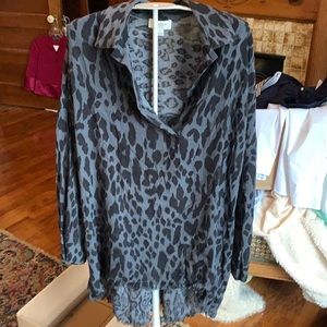 Umgee NWOT rayon‎ animal print fringe bottom top. Retail 52